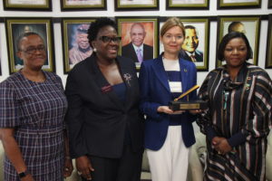 (a)                L – R: Ayotola Jagun, Board Member, Global Compact Nigeria Network (GCNN); Bola Adesola, Vice Chair, United Nations Global Compact (UNGC); Tinuade Awe, Executive Director, Regulation, The Nigerian Stock Exchange (NSE); Lise Kingo, Chief Executive Officer & Executive Director, UNGC; Olajobi Makinwa, Chief, Inter-governmental Relations & Africa, UNGC; Soromidayo George, Chairperson, GCNN; Femi Taiwo, Board Member, GCNN; Mojisola Adeola, Secretary to the Council, NSE, at the UNGC closing gong ceremony at the Exchange 