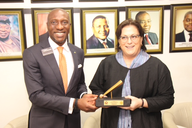Oscar N. Onyema, OON, Chief Executive Officer, The Nigerian Stock Exchange presents a replica of the Closing Gong to Claire Pierangelo, U.S. Consul General to Nigeria during the U.S. Consulate’s courtesy visit to The Exchange, Lagos on Wednesday, 8 January 2020.