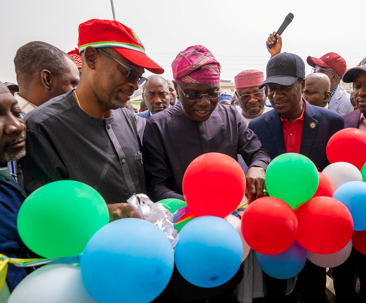 Lagos State Governor, Mr. Babajide Sanwo-Olu (middle), cutting the tape to commission the newly built CMS Primary Health Centre, flanked by Deputy Governor, Dr. Obafemi Hamzat (right) and Chairman, Bariga LCDA, Hon. Alabi Kolade (left) in Bariga, on Friday, February 14, 2020.