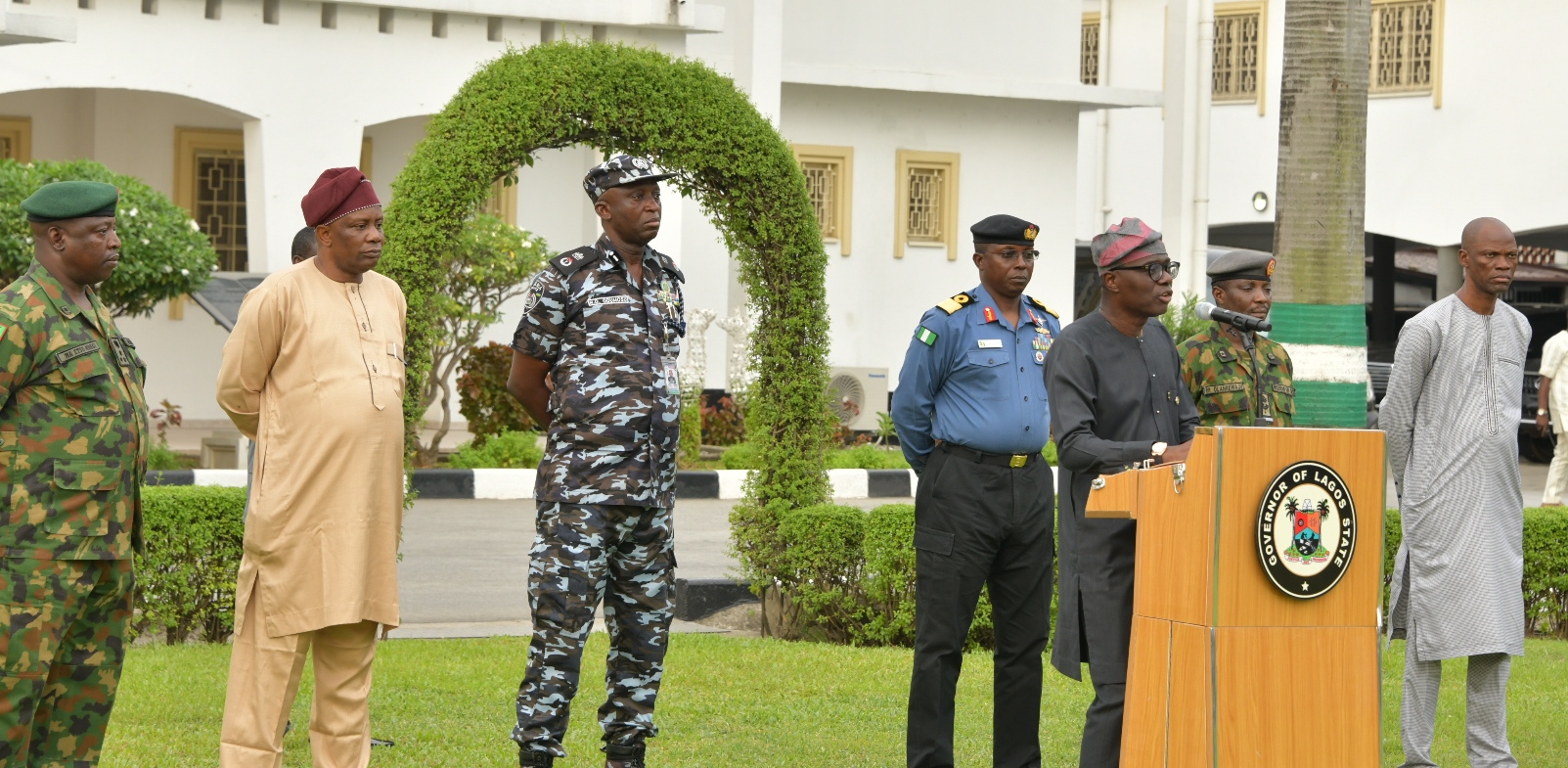 Lagos State Governor, Mr. Babajide Sanwo-Olu; briefing journalists after the State Security Council meeting at Lagos House, Marina, on Saturday, April 4, 2020. With him (L-R): Commander, 9 brigade, Ikeja Army Cantonment, Brigadier General Etsu Ndagi; Director, Department of Security Service (DSS), Mr. Abdulfatai Sanusi; Commissioner of Police, Lagos Command, Mr. Hakeem Odumosu; Commander, Nigeria Navy Ship (NNS) Beecroft, Apapa, Commodore Ibrahim Aliyu Shettima; Commander, 651 Base Services Group, Nigerian Air Force Base, Ikeja, Air Commodore Rasaq Olanrewaju and the Chief of Staff to the Governor, Mr. Tayo Ayinde.