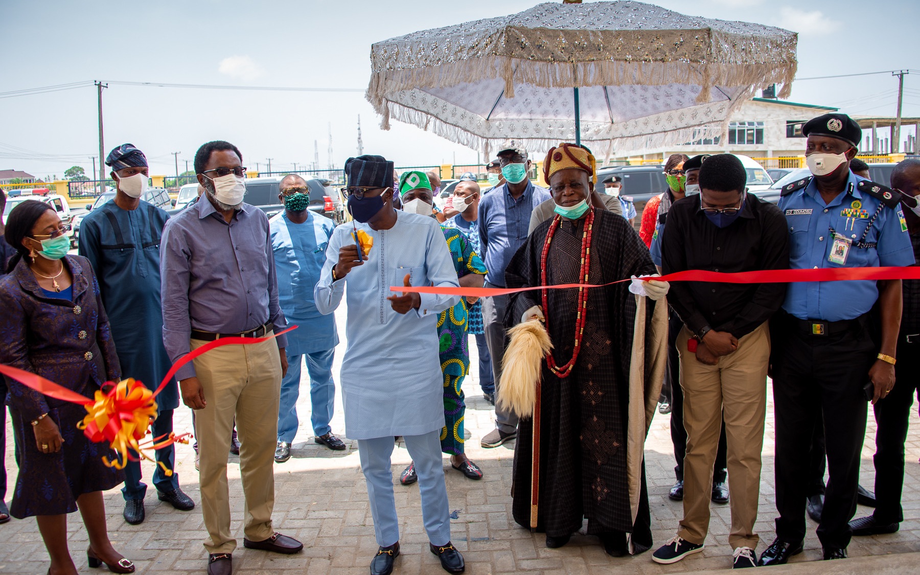 Lagos State Governor, Mr. Babajide Sanwo-Olu (3rd left), cutting the tape to commission the Area ‘J’ Police Command, Elemoro, Ibeju-Lekki, on Thursday, April 23, 2020. With him are: Special Adviser to the Governor on Works & Infrastructure, Engr. Aramide Adeyoye (left); Attorney General/Commissioner for Justice, Mr. Moyo Onigbanjo, SAN (2nd left); Oniwereku of Iwereku Kingdom, Oba Tajudeen Afolabi-Adebanjo Elemoro (3rd right); Head of Service, Mr. Hakeem Muri-Okunola (2nd right) and the State Commissioner of Police, Mr. Hakeem Odumosu (right).