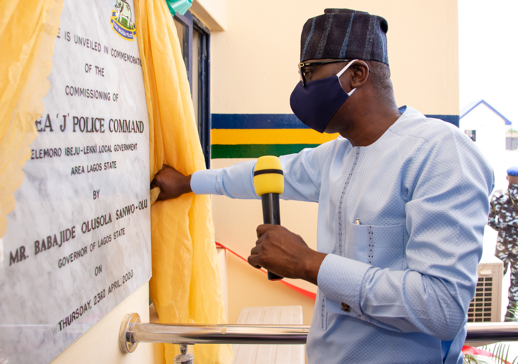 Lagos State Governor, Mr. Babajide Sanwo-Olu, unveiling the plaque at the commissioning of the Area ‘J’ Police Command, Elemoro, Ibeju-Lekki, on Thursday, April 23, 2020.