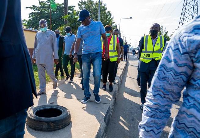 Lagos State Governor, Mr. Babajide Sanwo-Olu (middle), Chairman, Lagos Inter-Agency Monitoring and Enforcement Coordination Committee, Mr. Kayode Opeifa (left) and Commissioner for Transportation, Dr. Federic Oladeinde (right), during an inspection of manhole access points and illegal removal of its covers at Eric Moore in Surulere, at the weekend.