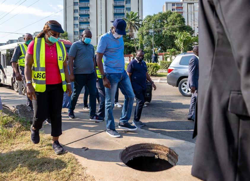 PICTURES: GOV. SANWO-OLU INSPECTS MANHOLE ACCESS POINTS AND THE ILLEGAL REMOVAL OF ITS COVERS AT ERIC MOORE IN SURULERE, AT THE WEEKEND