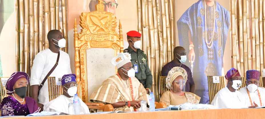 L-R: First Lady of Lagos State, Dr. (Mrs) Ibijoke Sanwo-Olu; Asiwaju Bola Tinubu; Oniru of Iruland, Oba Abdul-Wasiu Omogbolahan Lawal (Abisogun II); his wife, Olori Mariam Lawal; Deputy Governor and representative of the Governor, Dr. Obafemi Hamzat and Elegushi of Ikateland, Oba Saheed Elegushi (Kusenla III), during the coronation ceremony of Oba Oniru at the Iru Palace, Victoria Island, on Sunday, September 6, 2020.