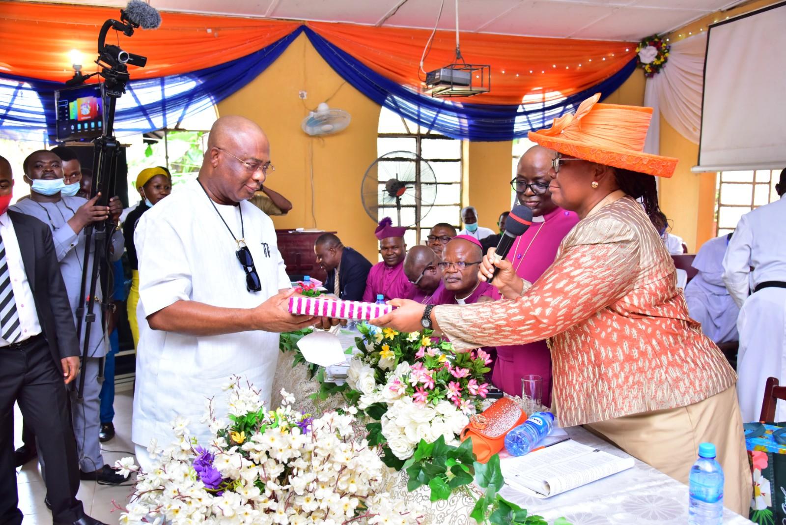 Governor Hope Uzodimma receiving a gift from the wife of the Bishop of Oru Anglican Communion, Rt. Rev. Geoffrey Chukwuneye, Dr (Mrs) Joy Chukwuneye, when the Governor attended the Diocesan Synod held at St. Thomas Anglican Church, Omuma Oru-East LGA…weekend. 