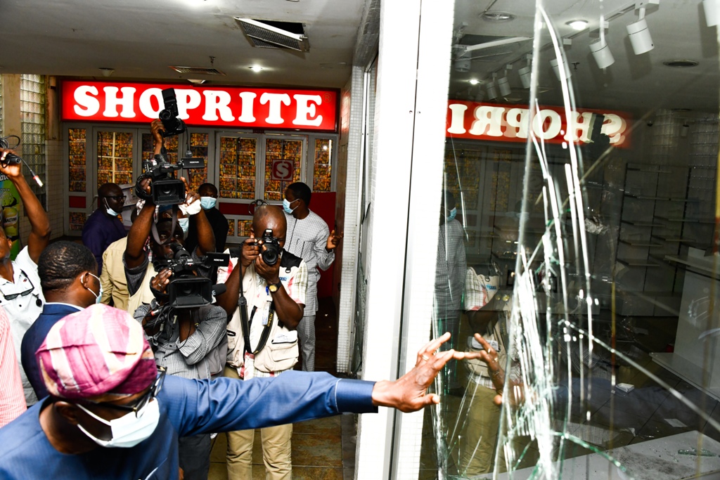 Lagos State Governor, Mr. Babajide Sanwo-Olu, having a close look at a damaged store at Adeniran Ogunsanya Mall in Surulere during his inspection visit, on Tuesday, October 27, 2020.