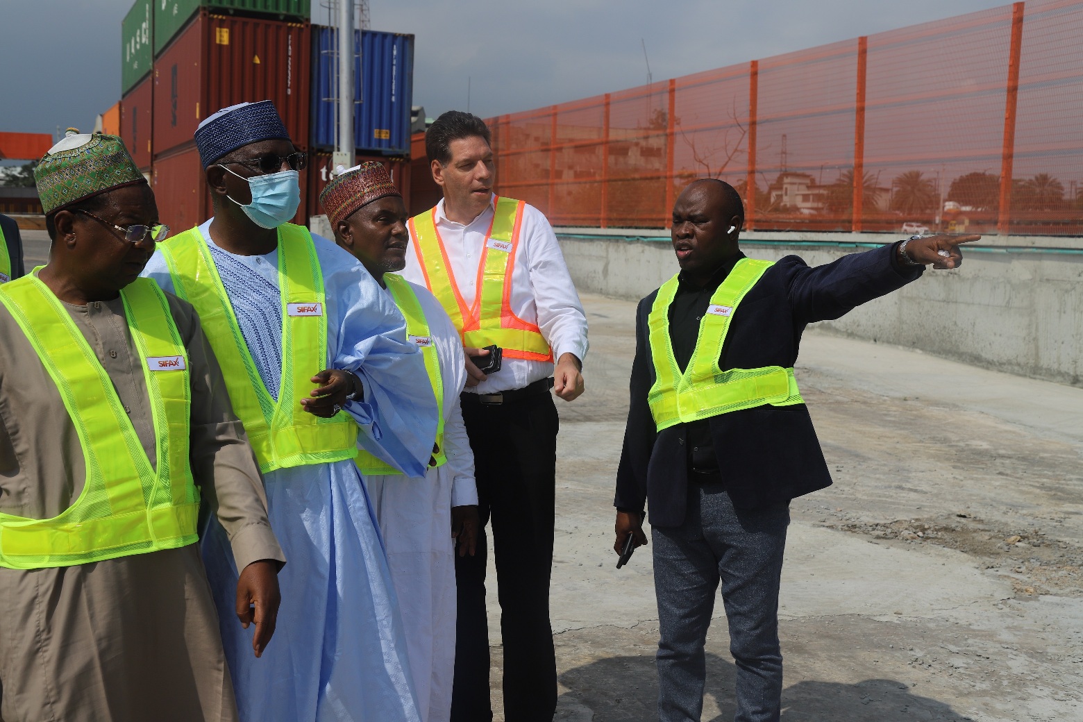R-L: Victor Olotu, Group Head, Business Development, SIFAX Group explaining the SIFAX Container Terminal, Ijora Causeway layout to the Dala Inland Dry Port Team. With him is Paul Linden, Managing Director, SIFAX Container Terminal; Ahmad Rabiu, Managing Director, Dala Inland Dry Port, Kano State; Abubakar Sahabo Bawuro, Chairman/CEO, Dala Inland Dry Port, Kano State and Yakubu Tsalhatu Jumare, Head of Operations, Dala Inland Dry Port, Kano State.