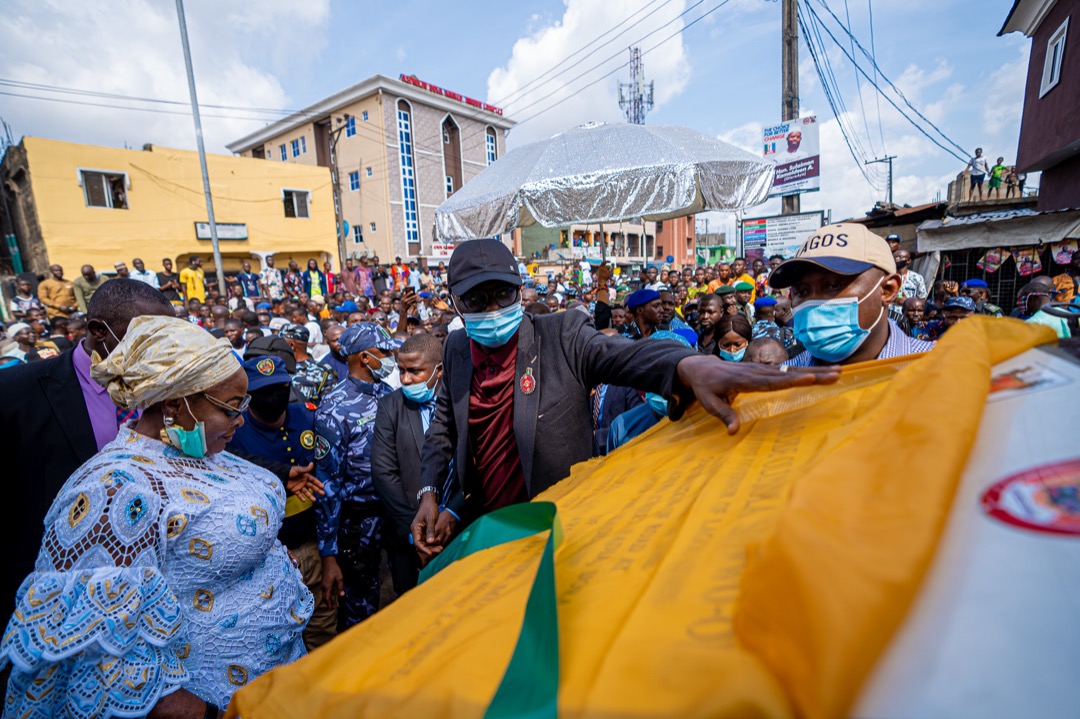Lagos State Governor, Mr. Babajide Sanwo-Olu (second left), unveiling the plaque and the Chairman of Apapa Iganmu LCDA, Dr. Olufunmilayo Muhammed (left) during the commissioning of a Road at Badia, Ijora, on Friday, November 27, 2020. 
