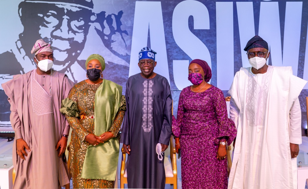 Photos: Gov. Sanwo-Olu Hosts Asiwaju Tinubu At Lagos House, Marina On Sunday.
