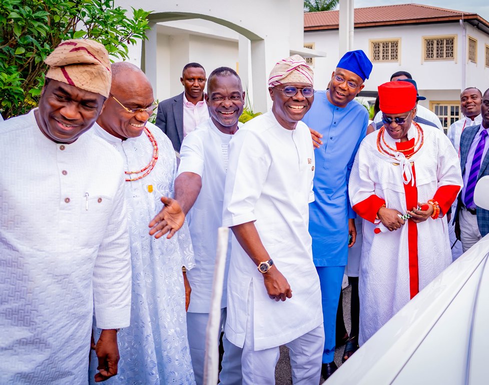 Photos: Gov. Sanwo-Olu Receives Oba Of Benin, HRM Omo N’ Oba N’ Edo, Uku Akpolokpolo, Ewuare II, CFR At Lagos House, Marina