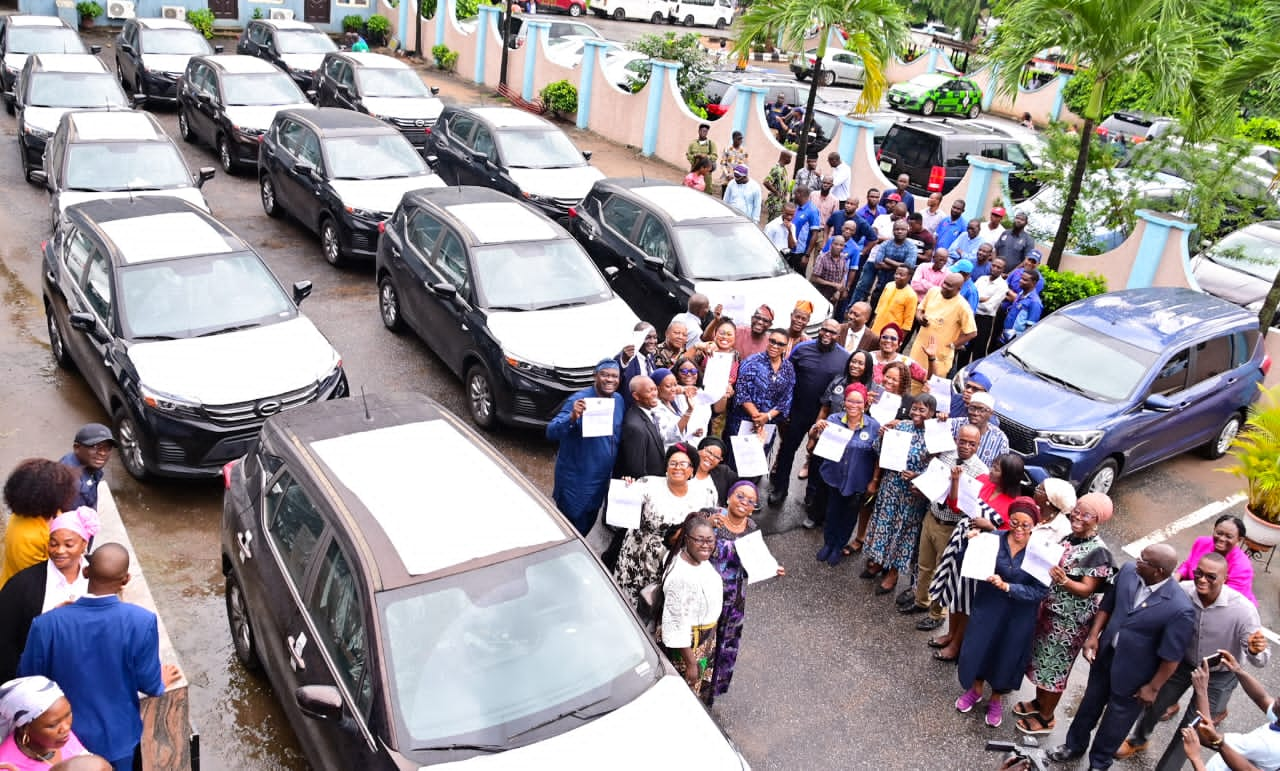 Sanwo-Olu Presents Official Vehicles To Directors In Public Service